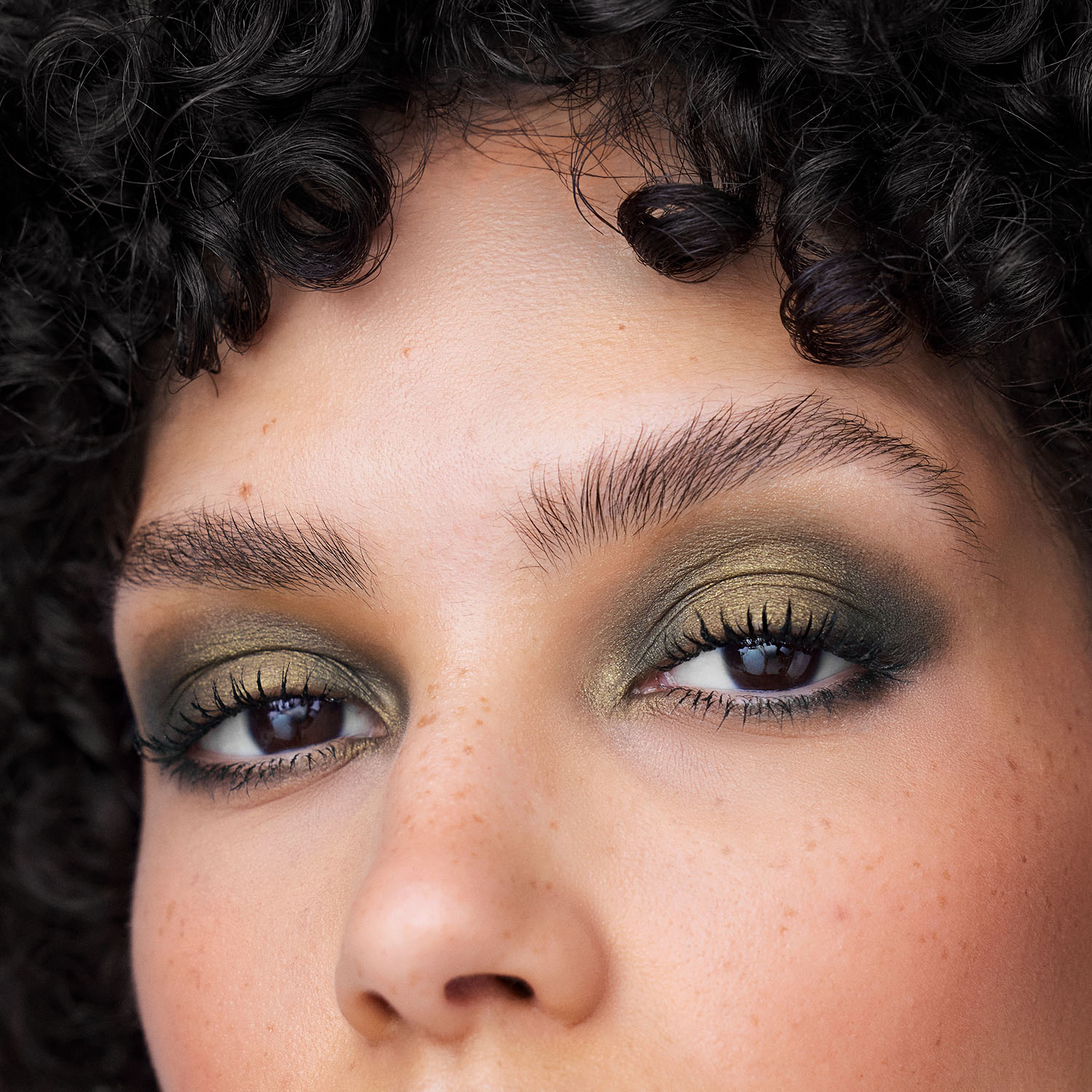 HIGH IMPACT SHADOW PLAY™ SHADOW + DEFINER (SOMBRA PARA OJOS DE DOBLE PUNTA)